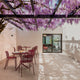 Terraza semitechada con mesa y sillas de exterior