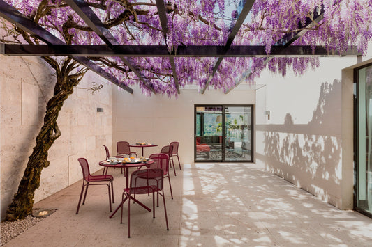 Terraza semitechada con mesa y sillas de exterior